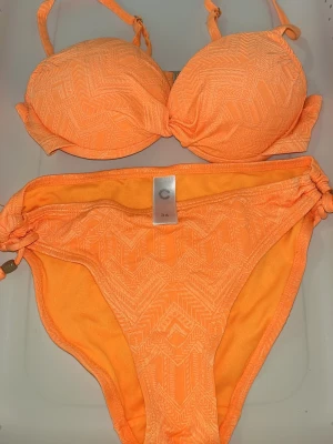 Bikini - Orange bikini - bhn är i storlek 34 och trosan är i storlek 36!!!⭐️💗