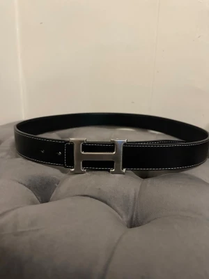 H bälte svart  - Snyggt 