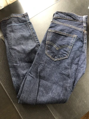 Levi’s 502 - Säljer ett par riktigt snygga Levi’s 502. Storleken på jeansen är W28 , L32. Passar XS/S/M. Perfekta till vardagslooken och passar till det mesta. Säljs för 149kr pga att jag inte får användning av dem och nypris är 700-1000kr!