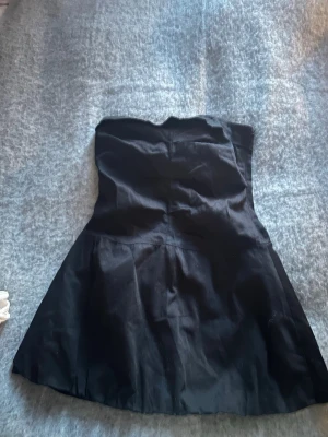 Svarr klänning  - Söt klänning of soulder, kommer inte till användning längre💕