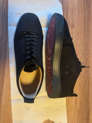Röda sulor skor - Skor med röda sulor, storlek 43. Knappt använda, inget trasigt.