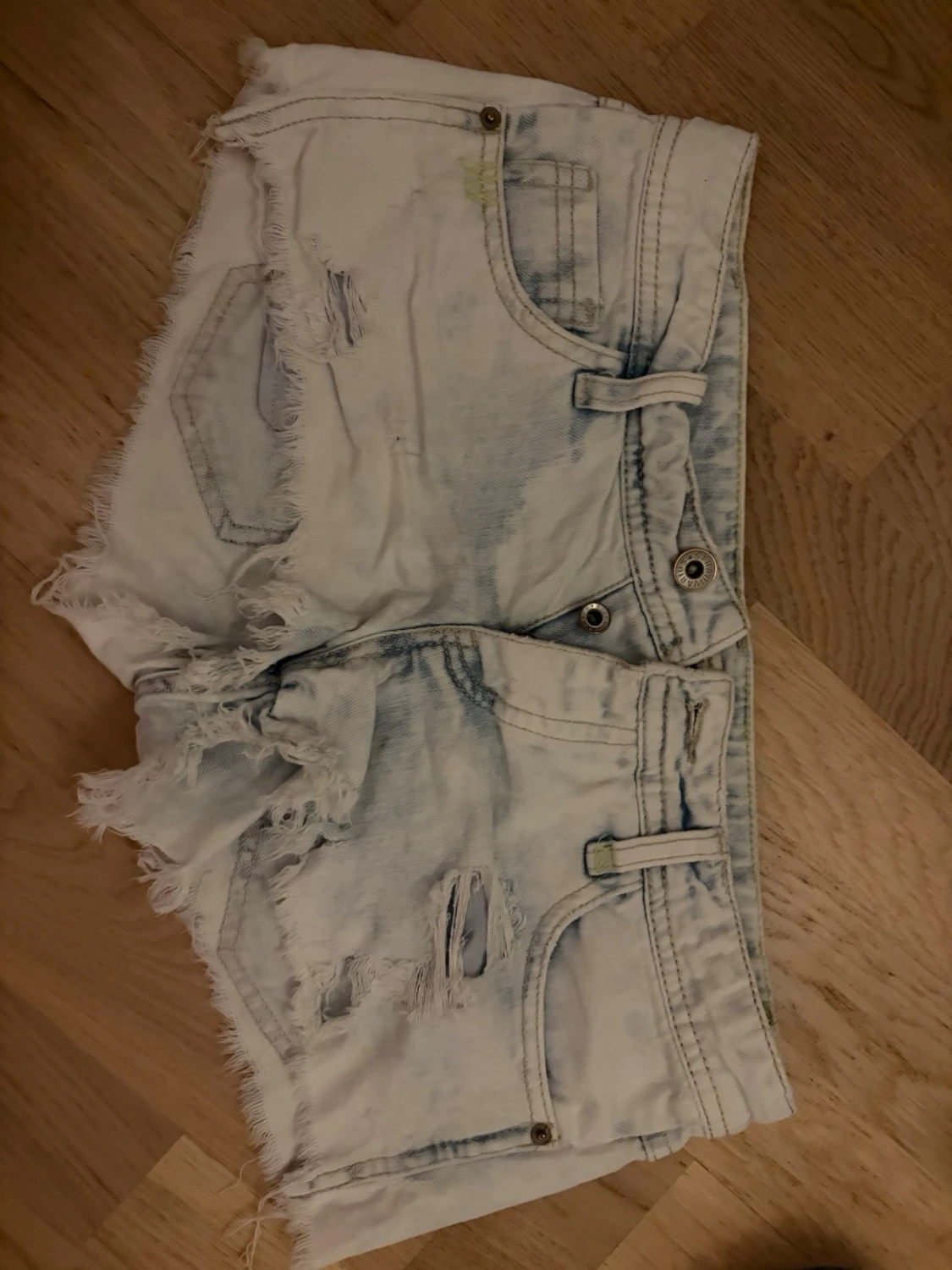 Ljusa jeansshorts med slitningar - 1