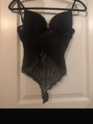 Spets body - En snygg spets body med string liten defekt där bak som man lätt kan sy ihop men inget man märker, vet inte vart den kommer ifrån då jag köpte på Vinted,