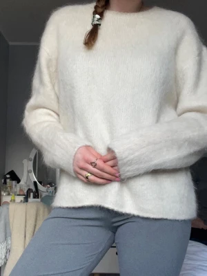 Ljusbeige fluffig stickad tröja - Tröjan är från hm premium och är mohair. Nypris är 1299 och använd tre gånger. Mysig ljusbeige stickad tröja med rund hals och lång ärm. Tröjan har en fluffig, mjuk struktur och en avslappnad passform. Perfekt för kalla dagar och enkel att matcha med olika outfits. 