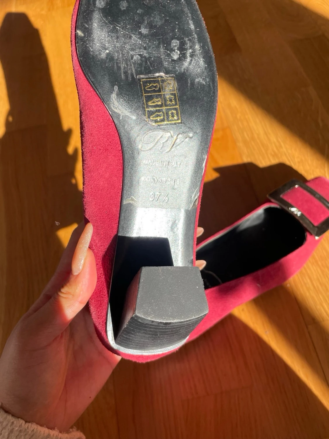 Roger Viver Vinröda mockapumps med fyrkantig detalj - 6