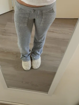 Grå juicy byxor - Säljer ett par grå juicy byxor. I storlek Xss super sköna men börjar bli försmå