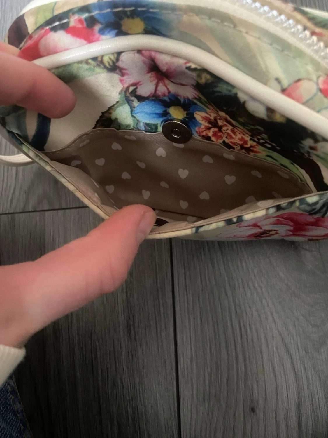 Blommig axelväska från Lycke - 3