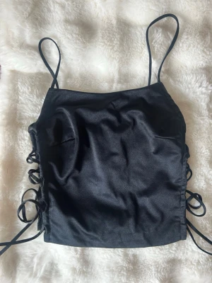 Svart satin top  - Svart snygg topp i satin som passar perfekt till fest och utgång. 