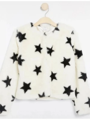 Vit teddyjacka med svarta stjärnor - Supersnygg teddyjacka i vitt med svarta stjärnor över hela plagget. Jackan har rund halsringning, lång ärm och är gjord i mjukt, fluffigt material som ger en riktigt cozy vibe. Ingen storlekslapp men passar xs