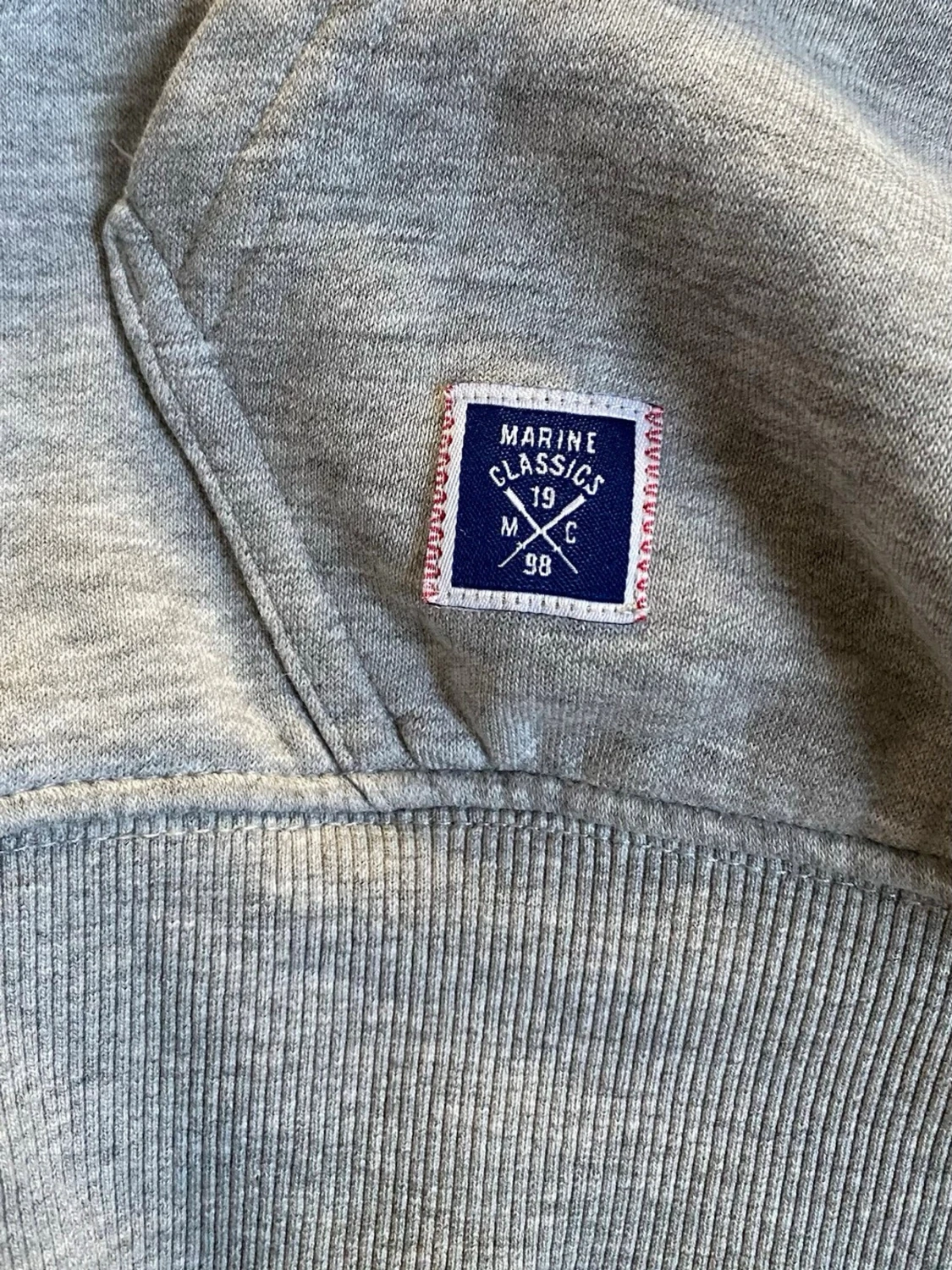 Grå hoodie från Marine Classics - 1