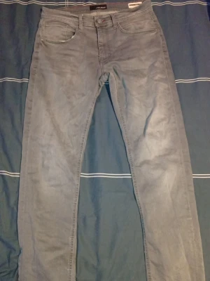 Jeans - Snygga grå slim fit jeans.