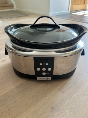 Crock-Pot slowcooker i rostfritt stål, med digital timer - Elektrisk slowcooker från Crock-Pot i rostfritt stål med svart digital panel och knappar, modell nummer SCCPBPP605050 - 5,7L - Digital timer - Grytan har en oval form, svart innergryta och ett lock i glas med svart handtag. Perfekt för att laga grytor och långkok på ett smidigt sätt. Mycket fint begagnat skick, knappt använd alls, som ny👍! Nypris 1926kr.