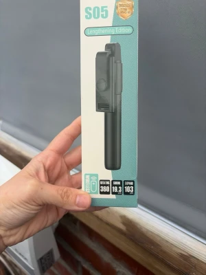 S05 Selfiepinne med fjärrkontroll - Säljer en svart S05 selfiepinne, Lengthening Edition, med trådlös fjärrkontroll. Den kan rotera 360 grader och sträcker sig från 19,3 cm till 103 cm. Perfekt för att ta selfies eller gruppbilder med mobilen.