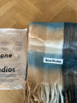 Acnestudios luva - Bra skick, priset är så för en anledning
