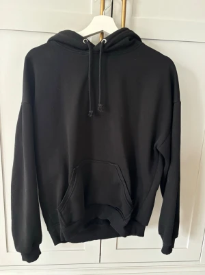 Bikbok hoodie - Svart hoodie från bikbok storlek S, mycket fint skick. 
