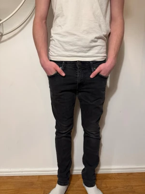 Svarta slim fit jeans från jack&jones - Säljer ett par svarta slim fit jeans från jack&jones med klassisk femficksmodell och dragkedjegylf. Jeansen har en slim passform och är i storlek w30 l32 o är tillverkade i stretchigt material för extra komfort. Perfekta för en avslappnad och stilren look. Pris kan diskuteras✅