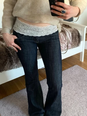 Vit spetskantad midjeaccessoar - Säljer en vit spetskantad accessoar för midjan. Den är elastisk och har ett romantiskt spetsmönster som ger en extra detalj till din outfit. Perfekt för att skapa lager på lager eller för att piffa till jeans och byxor. Passar även för bysten!! 🤍 se måtten på sista bilderna 🤍🤍 jag är 173cm för referens!