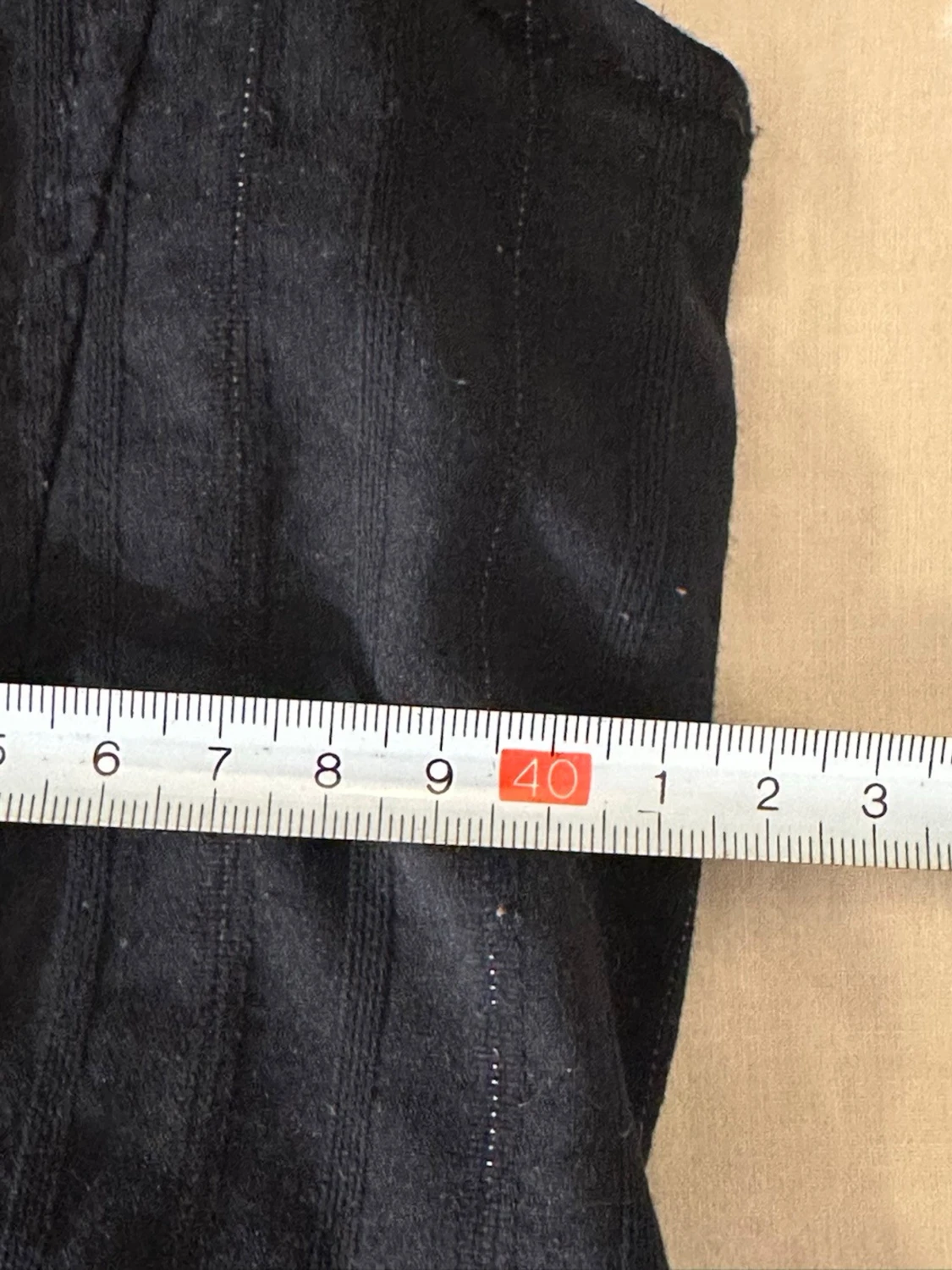 Svart figursydd grunge jacka med korta puffärmar.  - 6