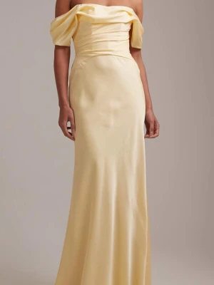 Ljusgul offshoulder balklänning  - Hej! Säljer nu en balklänning jag köpt på ASOS och som är slutsåld på hemsidan. Perfekt till balen! Den är endast testad och som det syns på bilderna finns fortfarande bandet kvar (som man ska klippa av). Passar mig som vanligtvis har storlek S. Köpte den för 1900. Säljer nu då jag hittat en annan känning och returtiden på denna gått ut 💞💞