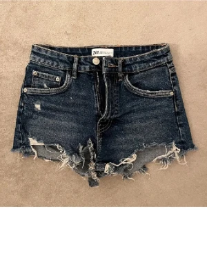 Mörkblå jeansshorts från Zara - Snygga mörkblå jeansshorts från Zara de är i storlek 34