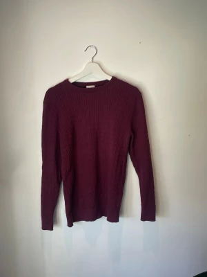Vinröd kabelstickad tröja | John Henric - Snygg vinröd kabelstickad tröja från John Henric i storlek M! Nyskick och grym nu inför vår och sommar. Skriv för fler bilder eller vid funderingar