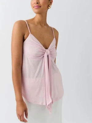 Ljusrosa linnetopp med knyt - Säljer en hög efterfrågan ljusrosa linnetopp med tunna axelband och snygg knyt-detalj framtill. Toppen har en v-ringad urringning och är tillverkad i ett mjukt, tunt material som ger en luftig känsla. Perfekt för varma dagar och enkel att styla. Använd en enstaka gång, inga defekter eller liknande. 