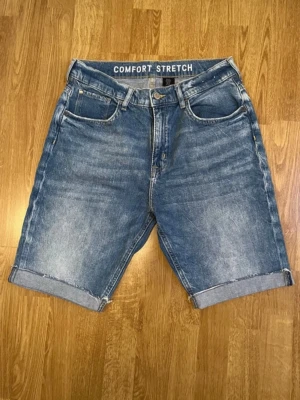 Shorts - Blå jeansshorts från HM i storlek 170