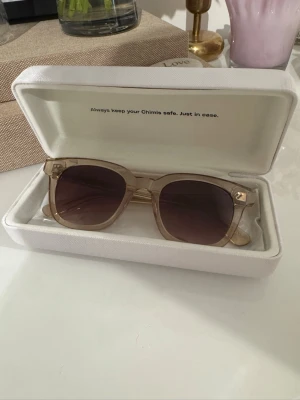 Chimi glasögon - Säljer ett par superfin glasögon från chimi i perfekt skick. Det är äkta vara från chimi och det är i en superfin beige färg perfekt för sommaren!💕Är i modell 01