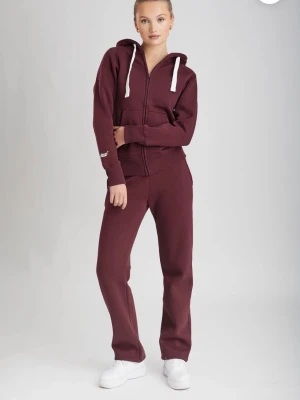 Vinrött loungewear-set med huva - Säljer en mysig hoodie från russemerch då jag inte har någon användning av tröjan.Passar när du vill ha en lite mera chill dag.