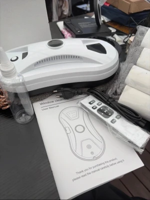 Fönsterputsrobot med fjärrkontroll - Säljer en vit och svart fönsterputsrobot med modern design. Medföljer fjärrkontroll, laddkabel, sprayflaska och användarmanual. Perfekt för enkel och smidig rengöring av fönster. Passar dig som gillar smarta hemprylar.