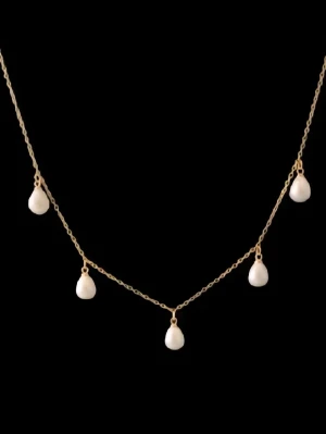 Guldiga halsband med droppformade pärlor - Matchande örhängen finns i en separat annons  Finns även i silverfärg   Material: Guldplätering på rostfritt stål Bredd: 2mm Längd: 45cm Märke: Diavansa  Nickeltestad och handgjorda.