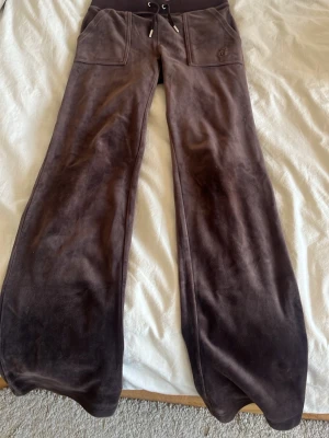 Juicy couture bruna byxor - Säljer dessa bruna äkta Juicy Couture mjukisbyxor. De köptes för 799kr och är sparsamt använda, därför i bra skick. De är perfekt för vardagen eller en dag i skolan. Skriv för fler bilder💞