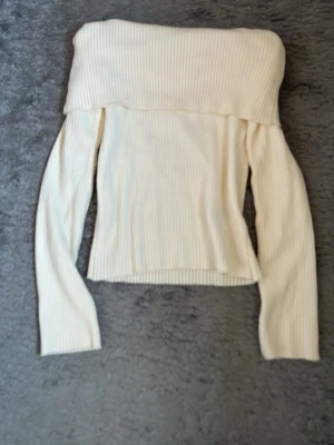 Kräm ribbad off-shoulder topp - Söt off-shoulder tröja från H&M, använts ett få tal gånger