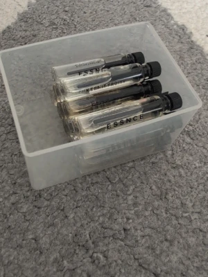 Parfymprover ESSNCE  - 16 stycken parfymprover från ESSNCE. Perfekt för att testa olika dofter och hitta din favorit. High on Chai, Keep it fruity, Perenne Amore, Cozy Goddess, Coco on the beach, Warm 'N Spicy, Femina vivit, Coco bout you, Noble Eclat, Fizzy mango, summer breeze, Freshotic, Skyfall Mystery, Eau de caramel, Aurora vanille och Drunk apple pie. Köp alla för 220 krr. 