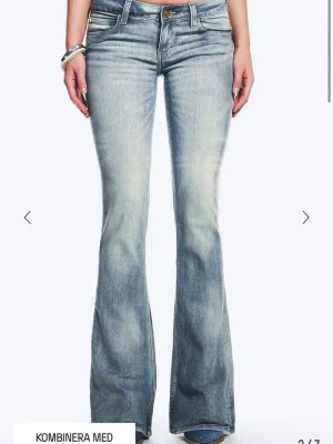 Weekday jeans!!  - Dessa jeans tvättade jag nyss så de är lite små men när man har på sig dom så formar de tillbaka sig! Har använt dom ett par gånger och är fina men har blivit lite små.