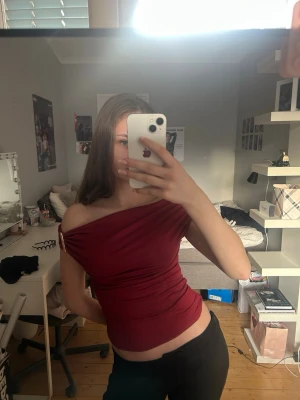 röd topp - jättefin röd topp med guld detalj🤍 bara använd i någon timme på julafton🤍