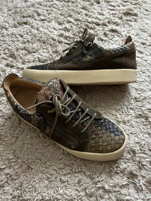 Flätade Giuseppe Zanotti skor - Hej, säljer nu mina unika och eftertraktade Giuseppe skor. Skorna är i storlek 43,5 och är i fint sick. Skriv vid fler funderingar!