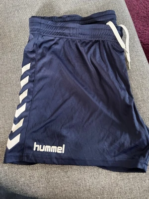 Marinblå shorts från Hummel - I nyskick, bara provade. Storlek XL