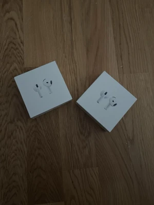 Apple AirPods 4 - Säljer ett par Apple AirPods . Kommer i originalförpackning. Grym ljudkvalitet, brusreducering och smidig laddningsetui. Perfekta för musik, poddar och samtal. Stilren design i plast. 1499kr st 2899 för båda 