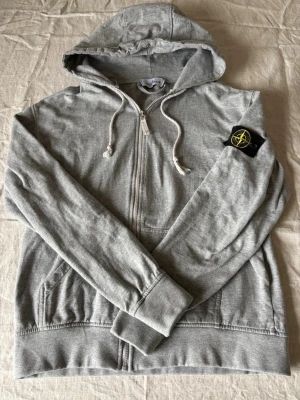 Stone Island Zip hoodie  - Säljer en riktigt fin stone Island zip hoodie, det är inga hål eller fläckar på tröjan och är i väldigt bra skick. Frågor eller funderingar är det bara att höra av dig!