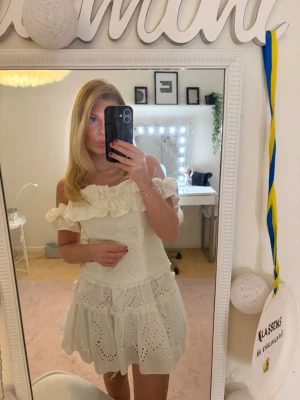 Volangklänning - Säljer denna snygga volangklänningen från Zara som är helt slutsåld💕passar perfekt till student eller midsommar, den har en pytteliten fläck på som jag ska försöka ta bort men tycker inte man tänker på den när klänningen är på💕hör av er vid frågor eller köp!