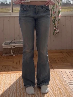 Lågmidjade bootcut jeans - Skit snygga jeans från river island!! Midjemått 38 cm Innerbenslängd 77 cm