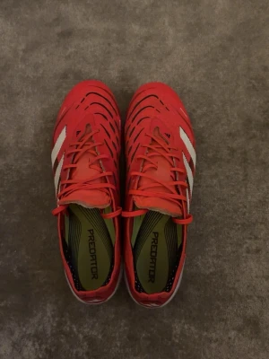 Adidas fotbollskor  - Säljer ett par adidas predator i strl 44 . Använt dom ca 5 gånger, strumporna är lite klippta (se bilder) men annars inga defekter. Gräsdobbar