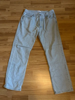 Ljusblå loose fit jeans  - Säljer ett par ljusblå jeans med rak passform och klassisk femficksdesign. Jeansen har normal midja och är tillverkade i denim. Perfekta för en avslappnad och trendig stil.