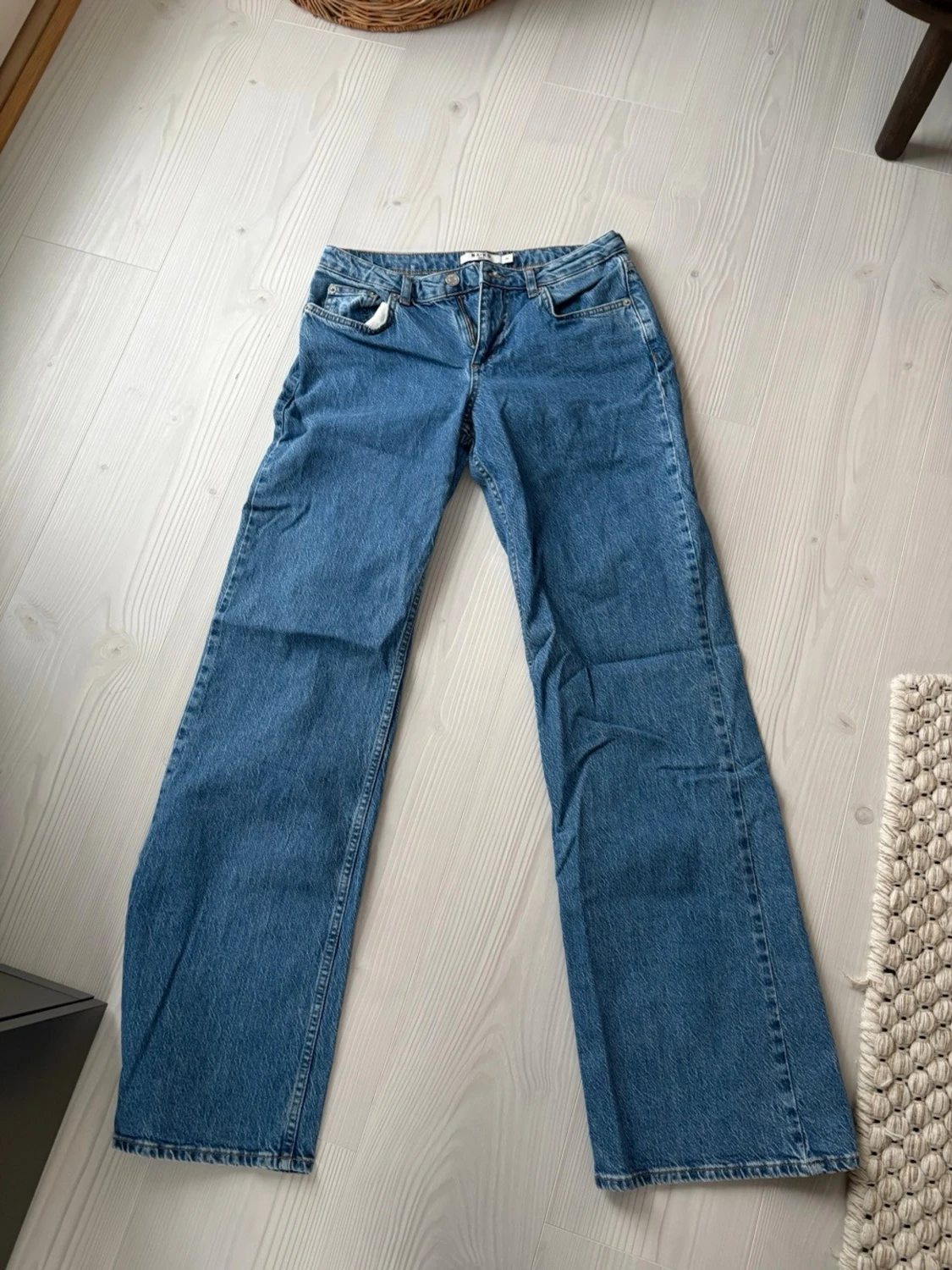 Blå raka jeans med hög midja från NAKD