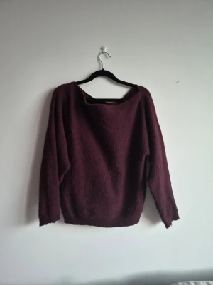 Vinröd off shoulder  tröja från Nelly - Mysig vinröd stickad tröja från Nelly med lös passform och bred halsringning