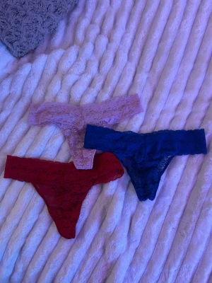 3 par string/spets trosor från Lindex  - Säljer 3 par jättesnygga string/spets trosor från Lindex i storlek XS allihopa, de är i bra skick och SÅKLART rena och vältvättade innan posting, inget spår av fläckar eller annat finns! Trosorna säljs nu för 80kr styck i butik, men säljer alla 3 för 80kr💗
