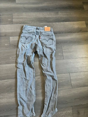 Levis 501 jeans stl 27/30 - Levis 501 mörkgrå. Storlek 27/30. Kill jeans
