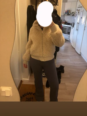 Beige teddyjacka med dragkedja - Mysig teddyjacka säljer jag eftersom den inte kommer till användning.