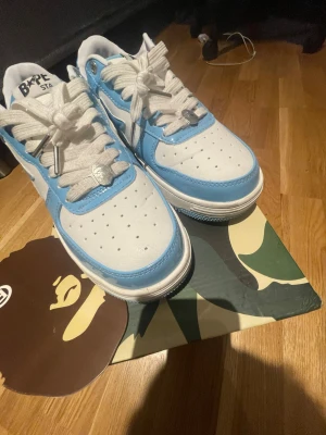 BAPESTA blå och vita sneakers 43 - Använda endast en gång. Storlek 43 perfekt skick